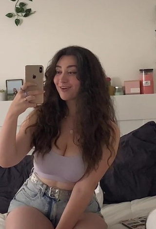 Sweet Simone Shows Cleavage in Cute Grey Crop Top