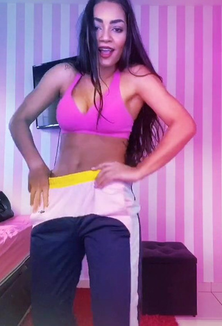 1. Lovely Ingrid Muniz Shows Cleavage in Pink Sport Bra