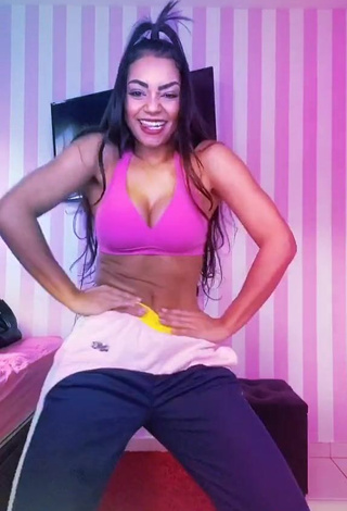 3. Lovely Ingrid Muniz Shows Cleavage in Pink Sport Bra