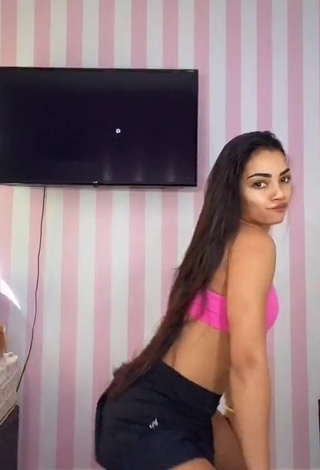 Gorgeous Ingrid Muniz Shows Cleavage in Alluring Pink Sport Bra while Twerking