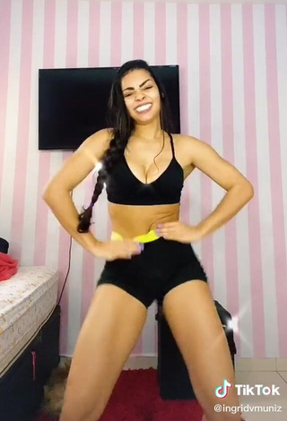 3. Captivating Ingrid Muniz Shows Cleavage in Black Crop Top while Twerking