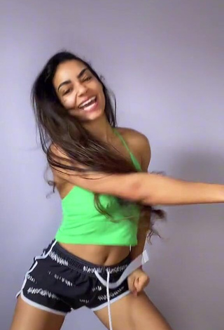 2. Erotic Ingrid Muniz Shows Cleavage in Green Crop Top