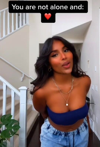 3. Erotic Ishini W Shows Cleavage in Blue Tube Top