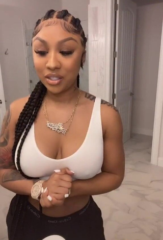 2. Erotic Ariana Fletcher Shows Nipples Braless