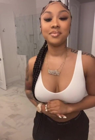 3. Erotic Ariana Fletcher Shows Nipples Braless