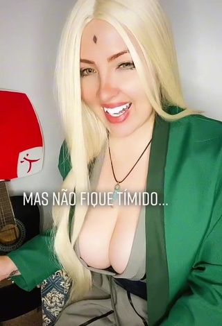 Luanagauchaoficial Demonstrates Sweetie Cleavage