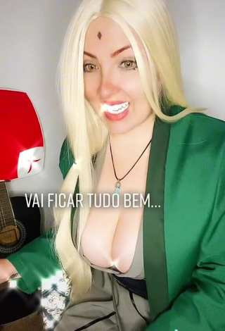 3. Luanagauchaoficial Demonstrates Sweetie Cleavage