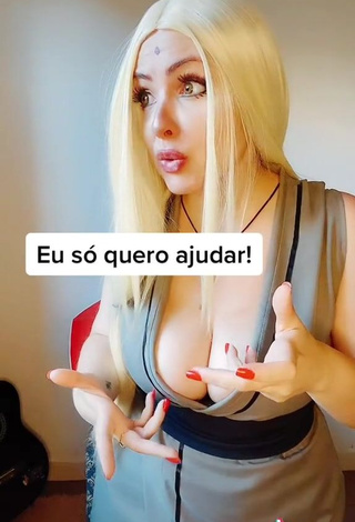 3. Luanagauchaoficial Demonstrates Pretty Cleavage