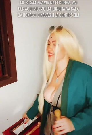 3. Sexy Luanagauchaoficial Shows Cleavage