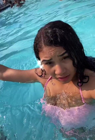 3. Erotic Makayla Marley Shows Cleavage in Pink Bikini Top at the Pool