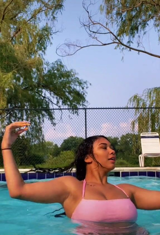 1. Cute Makayla Marley Shows Cleavage in Pink Crop Top at the Pool