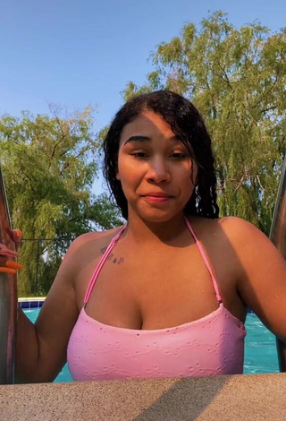 1. Irresistible Makayla Marley Shows Cleavage in Pink Bikini Top at the Swimming Pool