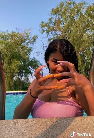 3. Irresistible Makayla Marley Shows Cleavage in Pink Bikini Top at the Swimming Pool