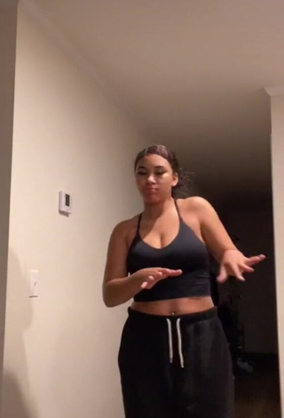 1. Irresistible Makayla Marley Shows Cleavage in Black Crop Top and Bouncing Tits