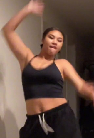 2. Irresistible Makayla Marley Shows Cleavage in Black Crop Top and Bouncing Tits