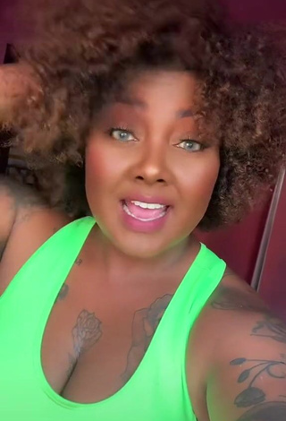 Beautiful Manu Mendes Shows Cleavage in Sexy Green Crop Top