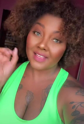 3. Beautiful Manu Mendes Shows Cleavage in Sexy Green Crop Top