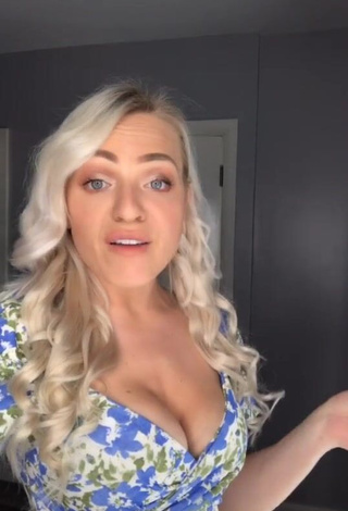 1. Irresistible Maria Shows Cleavage