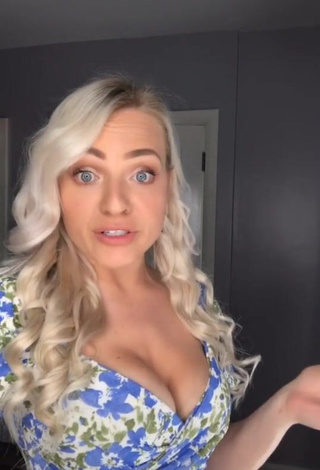 Irresistible Maria Shows Cleavage