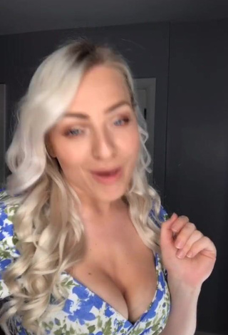 3. Irresistible Maria Shows Cleavage