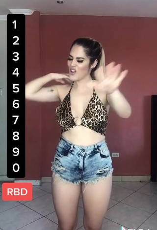 3. Erotic Mayra Jaime Maldonado Shows Cleavage in Leopard Crop Top