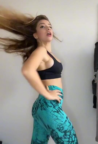 Irresistible Melodi Özerdem in Turquoise Leggings