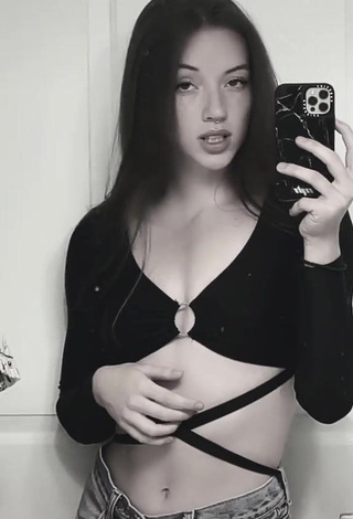 Erotic Mhwiesman in Black Crop Top