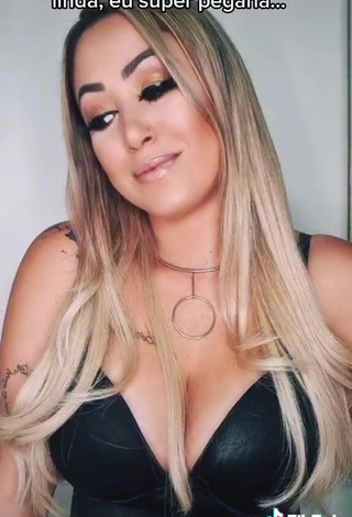 3. Sexy Naiara Coelho Shows Cleavage