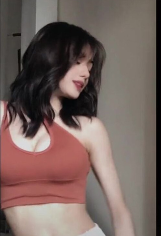 3. Paulaxdrea Shows Cleavage in Erotic Orange Crop Top