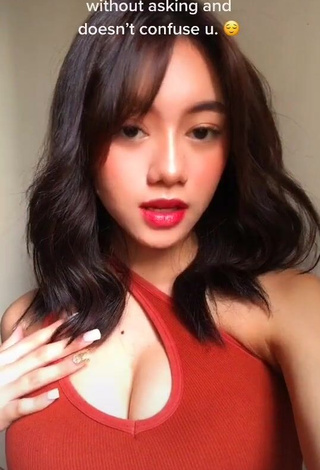 1. Irresistible Paulaxdrea Shows Cleavage in Red Crop Top