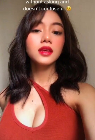 2. Irresistible Paulaxdrea Shows Cleavage in Red Crop Top