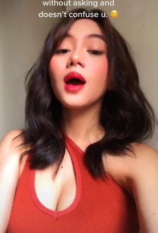 3. Irresistible Paulaxdrea Shows Cleavage in Red Crop Top