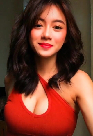 3. Beautiful Paulaxdrea Shows Cleavage in Sexy Red Crop Top