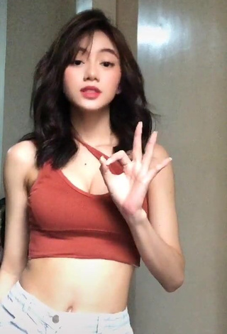 1. Sexy Paulaxdrea Shows Cleavage in Red Crop Top