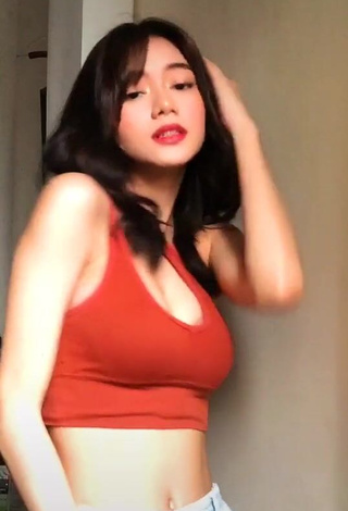 3. Wonderful Paulaxdrea Shows Cleavage in Red Crop Top