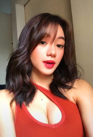 1. Amazing Paulaxdrea Shows Cleavage in Hot Red Crop Top