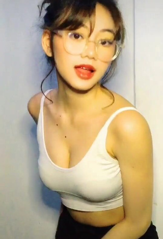 1. Hot Paulaxdrea Shows Cleavage in White Crop Top