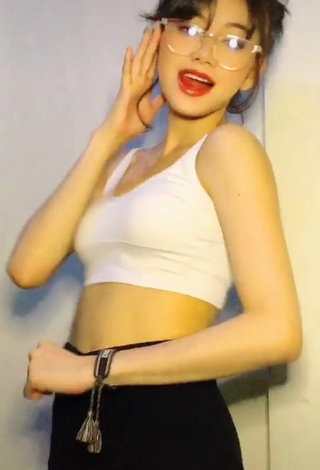 Hot Paulaxdrea Shows Cleavage in White Crop Top