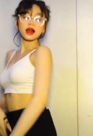 3. Hot Paulaxdrea Shows Cleavage in White Crop Top