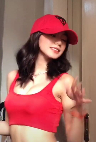 3. Erotic Paulaxdrea Shows Cleavage in Red Crop Top