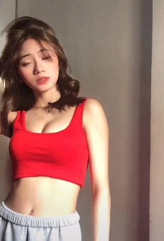 1. Cute Paulaxdrea Shows Cleavage in Red Crop Top