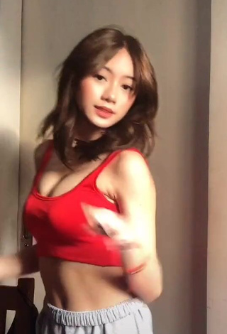 3. Cute Paulaxdrea Shows Cleavage in Red Crop Top