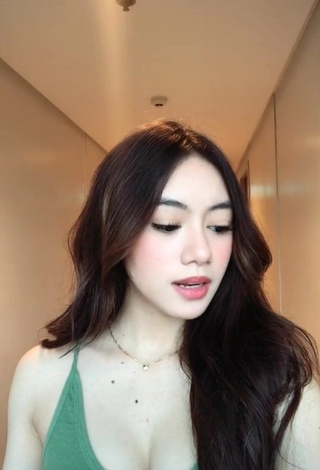 Paulaxdrea Demonstrates Alluring Cleavage