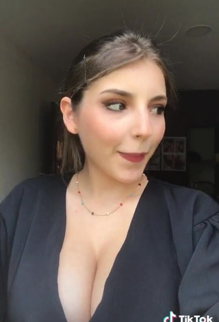 Pau Demonstrates Cute Cleavage