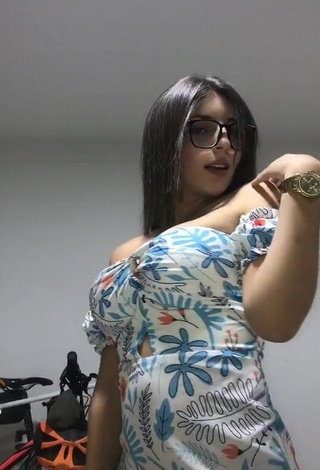 3. Irresistible Pau Shows Cleavage in Floral Dress while Twerking