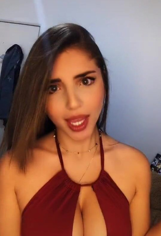 2. Sexy Pau Shows Cleavage in Red Crop Top