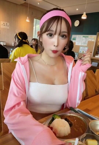 Erotic Peachmomo106 Shows Cleavage in White Crop Top