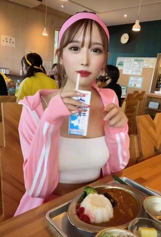 3. Erotic Peachmomo106 Shows Cleavage in White Crop Top