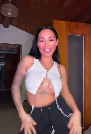 2. Alluring Pocahontasmaria Shows Cleavage in Erotic White Crop Top and Bouncing Boobs