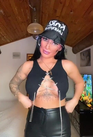 Breathtaking Pocahontasmaria Shows Cleavage in Black Crop Top